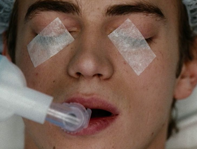 Os pacientes não têm os olhos fechados com fita adesiva durante a cirurgia