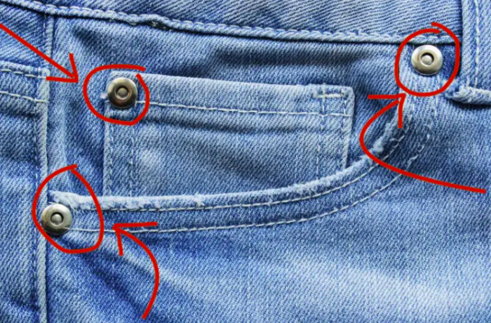 Pra que servem os botõezinhos nos bolsos das calças jeans?